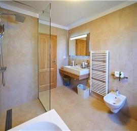 4 bedroom hilltop villa with pool near Jesenice, sleeps 8